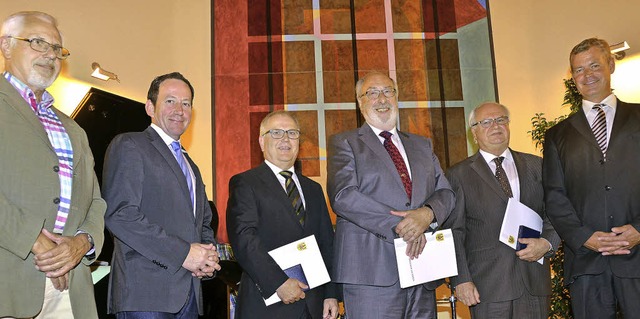 Brgermeisterster Oliver Rein (rechts)...die Brgermedaille der Stadt Breisach.  | Foto: pohrt