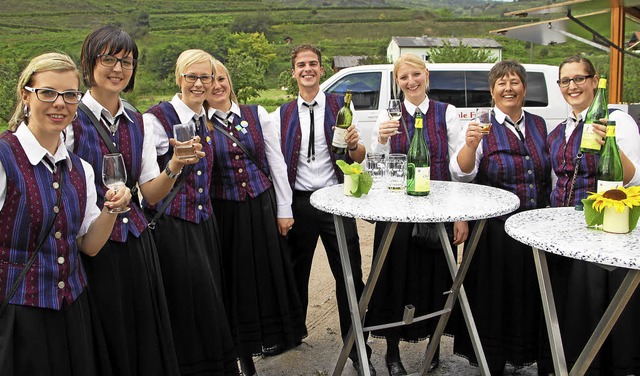 Nach ihrem Auftritt beim Oberbergener ...sikvereins Fluorns ein  Glschen Wein.  | Foto: herbert trogus