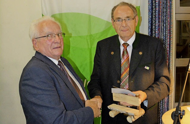 Ewald Wehrle (links) bekam von Georg Keller eine Miniaturbank.  | Foto: Heinz u. Monika Vollmar