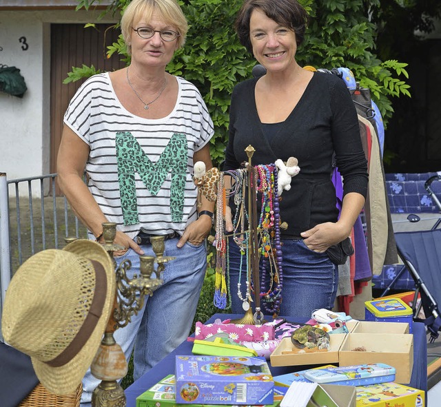 Ein buntes Angebot machten die Anwohne... den Besuchern des Straenflohmarkts.   | Foto: Martin Eckert