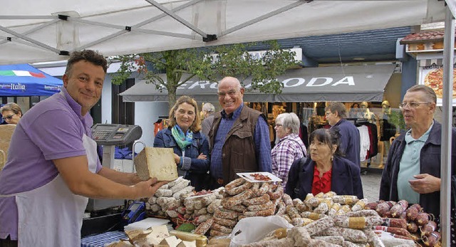 Duftende Salami und Kse gab es auf dem italienischen Markt.   | Foto: Petra Wunderle