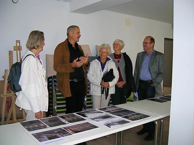 Architekt Andreas Vlker (zweiter von ...des Engels und deren besondere Tcken.  | Foto: Sylvia-Karina  Jahn