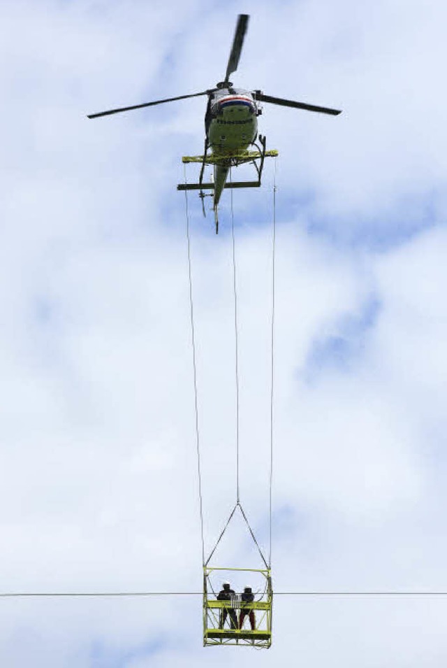 Gefhrlich werden kann fr die Monteur...berpiloten die Arbeit an der Leitung.   | Foto: Julius Steckmeister