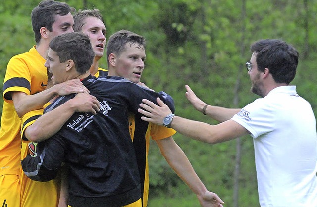 Trainer Sebastian Bruch (rechts) und s...den Derbysieg gegen den SV Diersburg.   | Foto: w. knstle