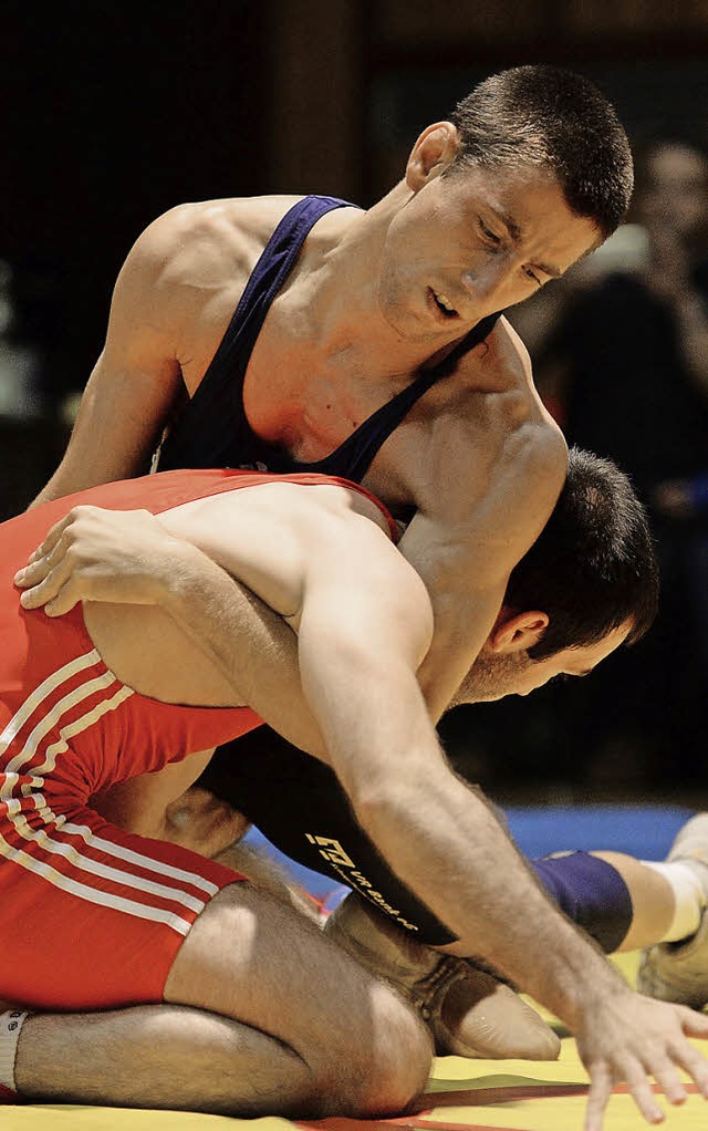 WKG-Athlet Svetlin Shindov (oben) land...eg gegen RKG-Ringer Bislan Israpilov.   | Foto: PAS