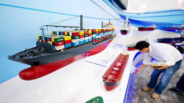 Das  Modell eines Containerfrachters  | Foto: dpa