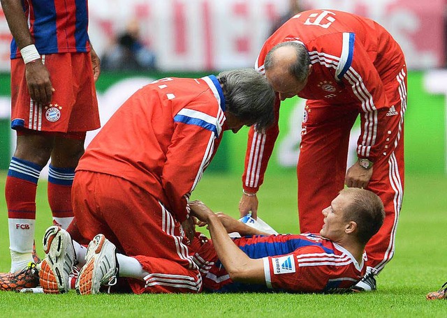 Am Boden: Bayern-Spieler Holger Badstuber muss schon wieder eine Pause einlegen.  | Foto: dpa