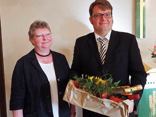 Ulrike Moenius berreichte ein Geschenk an den neuen Pfarrer Tobias Walkling.   | Foto: Johanna Hgg