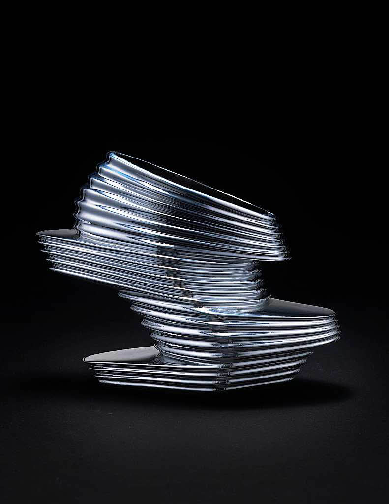 Dieser kaum als Schuh erkennbare High Heel stammt von Designerin Zaha Hadid und besteht aus Vinyl und Fiberglas.