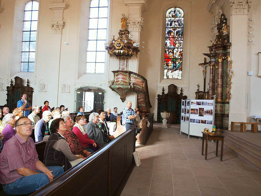 Restaurator Wolfgang Karle erlutert die Restaurierung der Endinger Peterskirche.