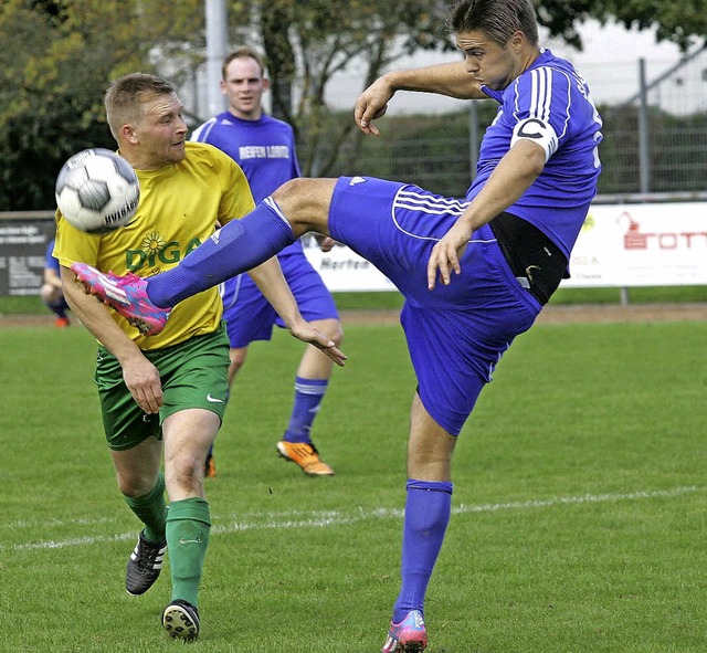 Natrliche Fubewegung: Andreas Falkus... (Herten II), der aber mit 3:0 gewann.  | Foto: Neub