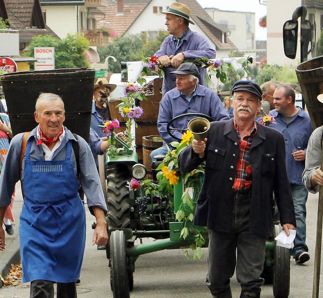 Alois Scherer zeigte, wie  das frisch ...n zogen die Winzer ins Dorf (rechts).   | Foto: Herbert Trogus