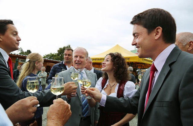 Kippenheims Brgermeister Matthias Gut...(von rechts) stoen beim Weinfest an.   | Foto: Sandra Decoux-Kone