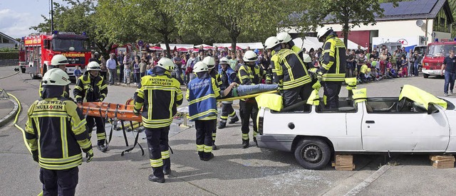 Die  Feuerwehr demonstriert ihre Vorge... Tag der offenen Tr in Niederweiler.   | Foto: Volker Mnch