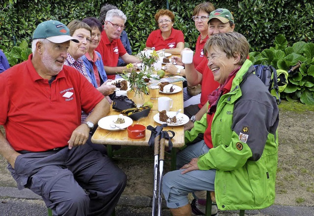 Markus Sturm mit der Wandergruppe des ...des Frdervereins Gulbransson-Kirche.   | Foto: Vera Winter