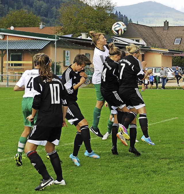 Obenauf waren die Damen des FC Hausen ...tlich aber unterlagen sie den Gsten.   | Foto: Edi Steinfelder