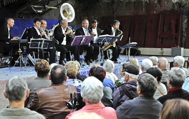 Der flotte Jazz der Sugar Foot Stomper...s ins Ambiente im Kunstraum Kieswerk.   | Foto: Ounas-Krusel