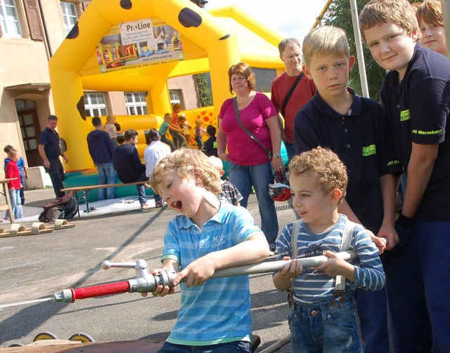 Wasserspritzen war beliebt bei den Kindern, die Feuerwehr Warmbach lud dazu ein.  | Foto: Petra Wunderle