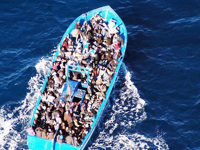 Italiens Marine fotografierte im Janua...chtlingsboot vor der Insel Lampedusa.   | Foto: DPA