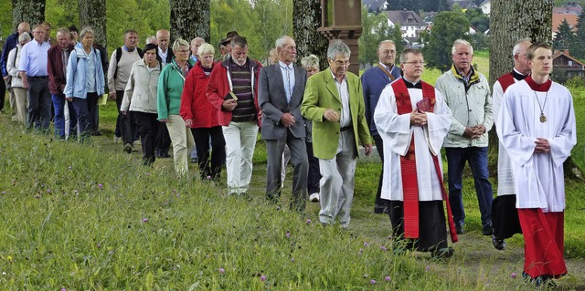 Viele Glubige pilgerten am Sonntag zur Witterschneekirche.   | Foto: Karla Scherer