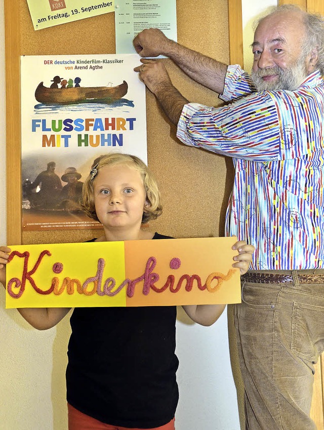Reiner Hoff hngt das Plakat fr den K...a Larch aus Breisach hilft ihm dabei.   | Foto: Agnes Pohrt