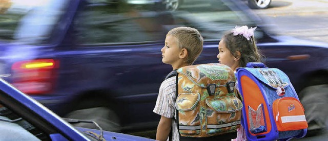 Die Schule hat begonnen und Autofahrer mssen besonders Rcksicht nehmen.   | Foto: dpa