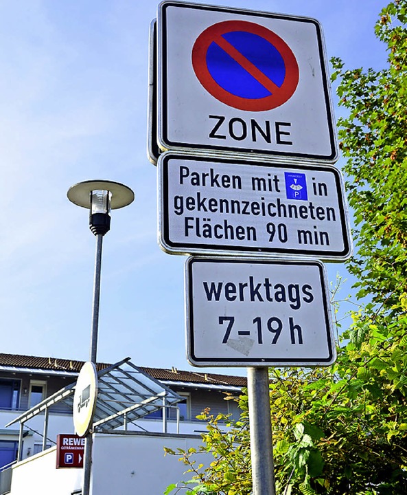 Verkehrszeichen Parken mit Parkscheibe in gekennzeichneten Flächen …
