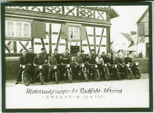 Vor der folgenschweren Ohrfeige: die Motorradgruppe des Radfahrvereins 1951.  | Foto: Repros: Verein