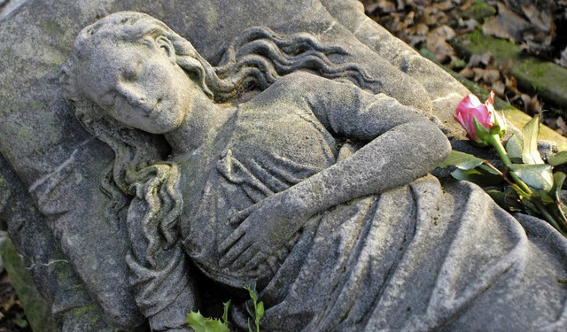 &#8222;Seliges Totsein&#8220;: Grabmal...ns auf dem Alten Friedhof in Freiburg   | Foto: thomas kunz