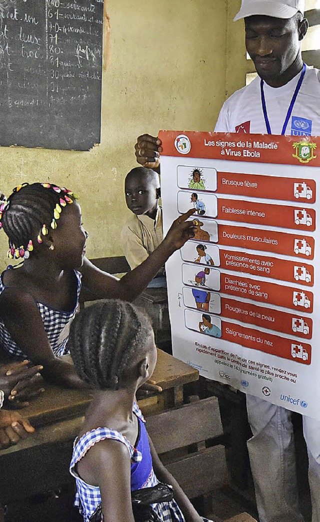 Ebola-Aufklrung an einer Schule in Abidjan   | Foto: dpa