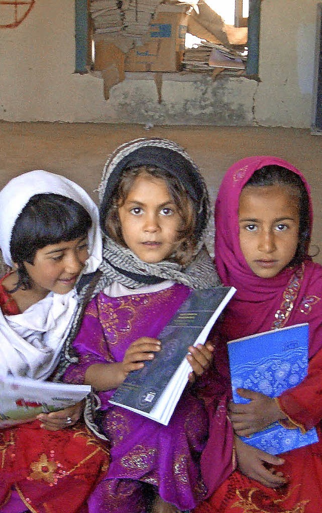 Das Ntigste fehlt: Mdchen  in der Sc...en sich ber mitgebrachte Schulhefte.   | Foto: Safi Baborie