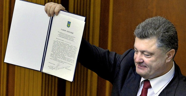 Der ukrainische Prsident Petro Porosc...r Parlament das Assoziierungsabkommen.  | Foto: AFP