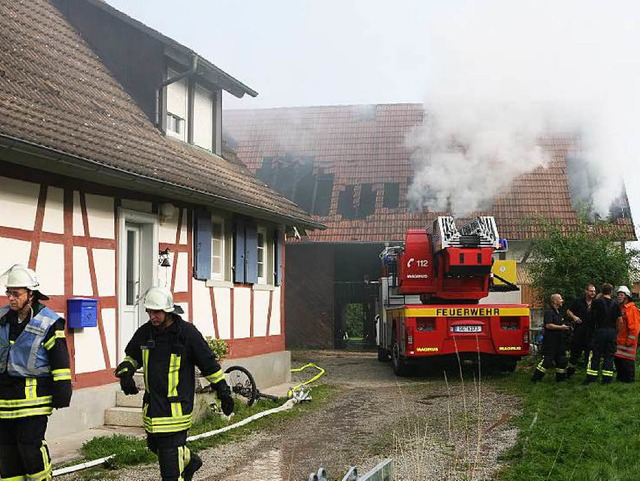 Das Feuer in dem konomiegebude bracht unter dem Dach aus.  | Foto: Bastian Henning