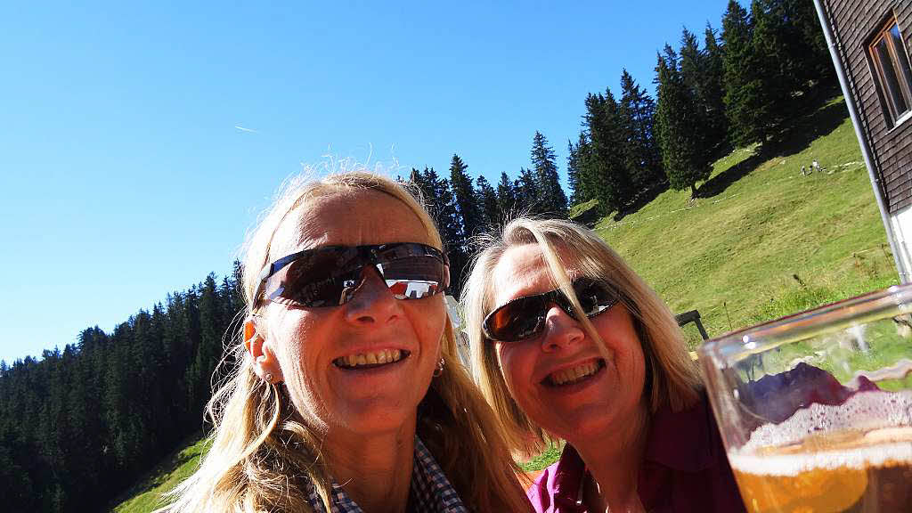 Brigitte Whrle: Meine Wanderfreundin Renate und ich nach unserem  Aufstieg auf die Alpspitze  im Allgu, 1575 Meter. Belohnt wurden wir mit einem traumhaften Panorama, einem netten Anruf aufs Handy und einem khlen Bier.