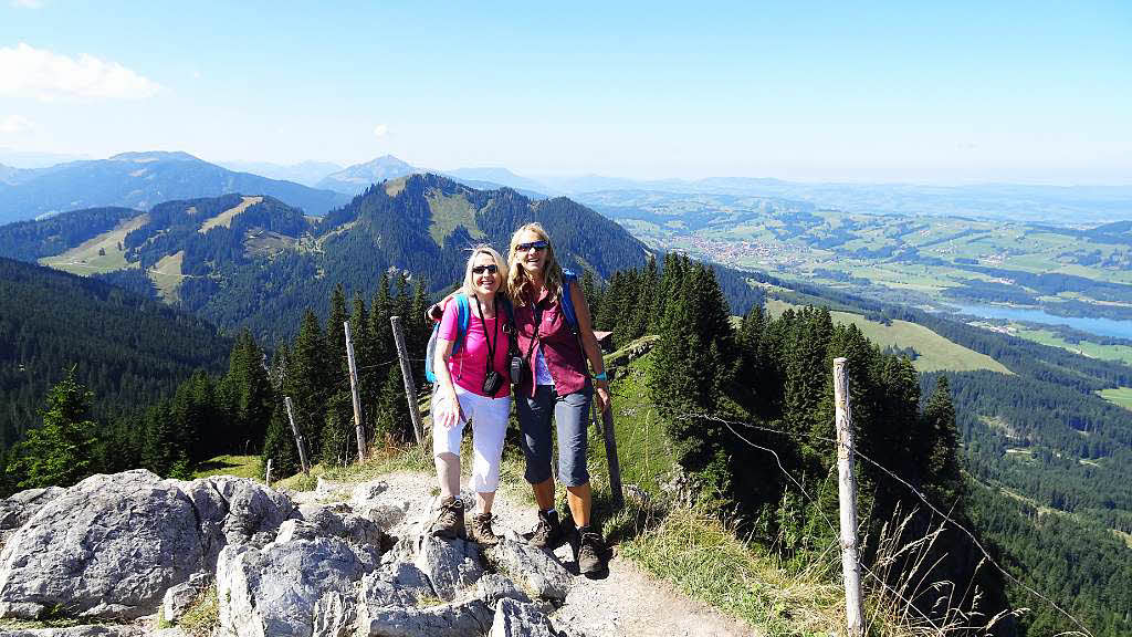 Brigitte Whrle: Meine Wanderfreundin Renate und ich nach unserem  Aufstieg auf die Alpspitze  im Allgu, 1575 Meter. Belohnt wurden wir mit einem traumhaften Panorama, einem netten Anruf aufs Handy und einem khlen Bier.