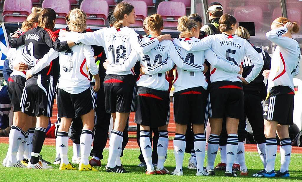Susanne Mayer: Die deutsche Damen-Nationalmannschaft  2008 bei einem Freundschaftsspiel gegen die Schweizer Nationalmannschaft in Basel. Das Spiel ging 3:0 fr Deutschland aus.