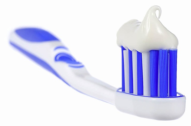 Sorgfltige Zahnpflege ist ein Garant ...u gehrt auch die richtige Zahnbrste.  | Foto: Fotos: Fotolia.com/Smileus; Pro Dente