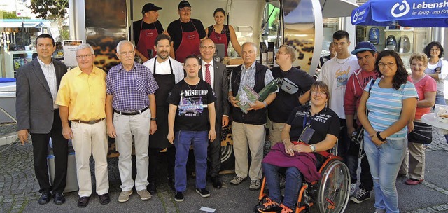 ber die &#8222;Kaffeedose&#8220; freu...d Vorbesitzer Peter Bach (von links).   | Foto: Kurt Meier