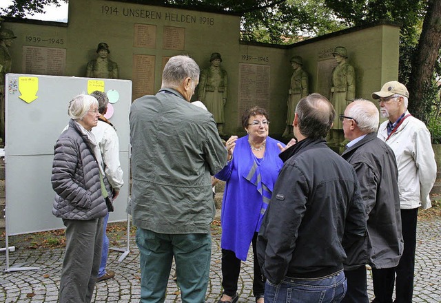 Eine rege Diskussion entstand vor dem ...es fr eine Veranstaltung im Oktober.   | Foto: Karin Heiss