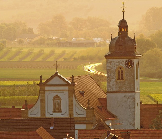 Bilderbuchkulisse: Die herbstliche Abe... Sommerach ist kunstvoll illuminiert.   | Foto: dpa