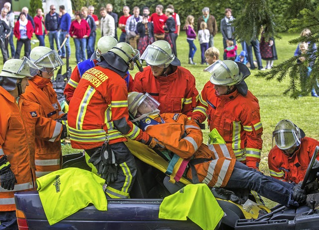 Viele helfende Hnde waren ntig, um d... mglichst schonend zu transportieren.  | Foto: Chris Seifried