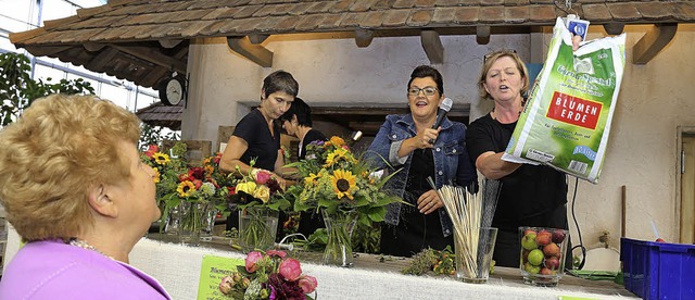 Fr den guten Zweck wurden in der Ette...iert hat,  Blumenstrue versteigert.   | Foto: Sandra Decoux-Kone