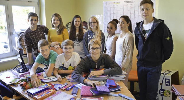 Die Schler prsentieren einen Teil de...rer Tafel gesammelten Schulmaterials.   | Foto: Julia Dreier