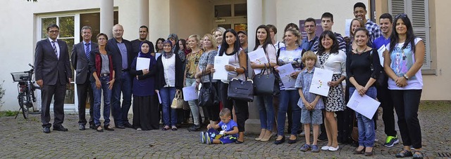 Gruppenbild mit Brgermeistern und VHS...ten des Integrationskurses an der VHS.  | Foto: Susanne Mller