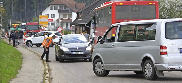 Chaos am Hchst: Autos und Linienbusse...ie Quere, weil kein Weiterkommen war.   | Foto: G.  Brichta