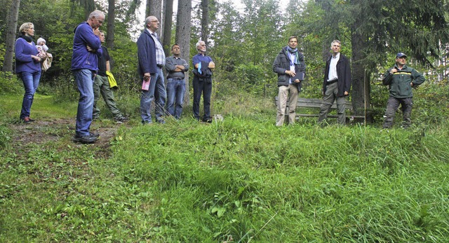 Der Ortschaftsrat Saig besichtigte die... an der ein Waldgarten entstehen soll.  | Foto: Joachim Frommherz