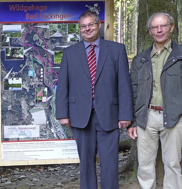 Brgermeister Alexander Guhl (links) u...Eingang zum Bad Sckinger Wildgehege.   | Foto: Marion Rank