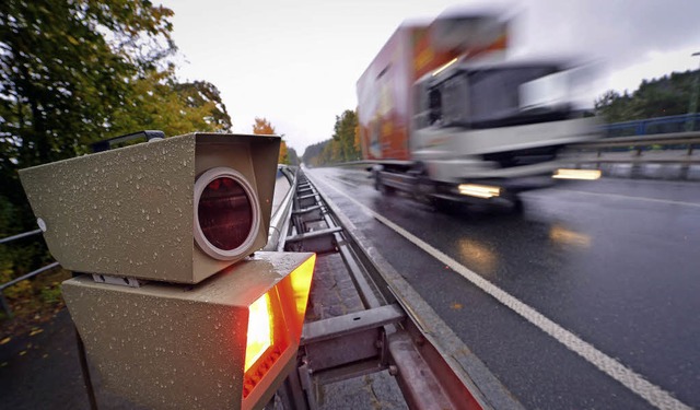 Ein mobiles Blitzgert fotografiert einen Laster mit berhhter Geschwindigkeit.  | Foto: dpa