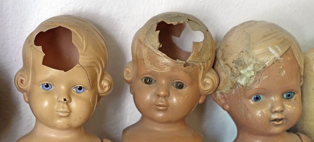 Ldierte Puppenkpfe als Symbole: Kind...ei den Opfern oftmals Furchtbares an.   | Foto: dpa