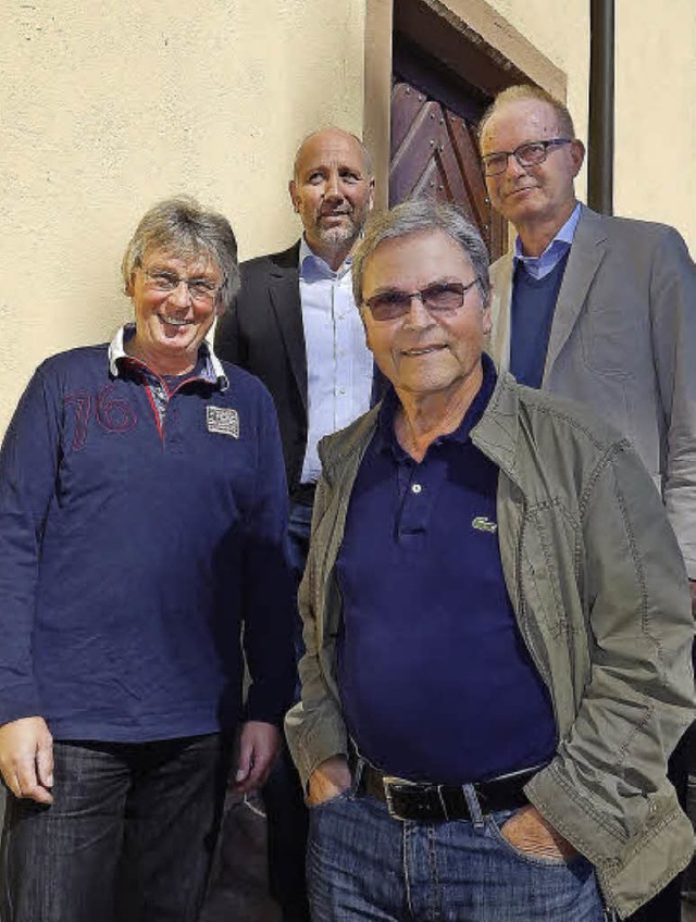 Meinrad Bumiller (vorn links), der neu...nten rechts) und Pfarrer Heinz Vogel.   | Foto: Timm